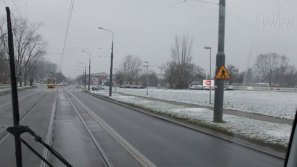 Sytuacja drogowa do pytania 2513 — Czy znaki ostrzegawcze zobowiązują kierującego tramwajem do zachowania szczególn