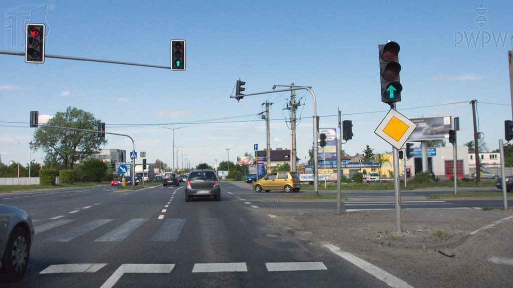 Sytuacja drogowa do pytania 486 — Czy w tej sytuacji wolno Ci skręcić w prawo, jeśli nie spowodujesz tym utrudnien