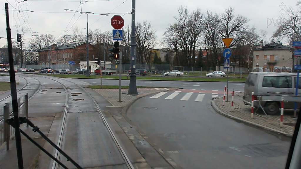 Sytuacja drogowa do pytania 2530 — Czy w tej sytuacji, masz obowiązek zatrzymać pojazd i ustąpić pierwszeństwa kier