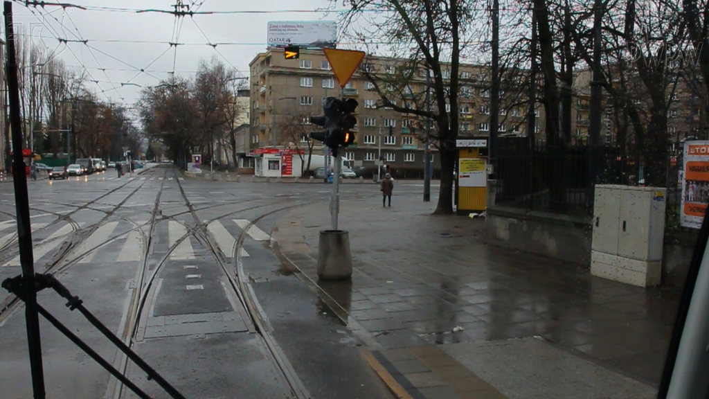 Sytuacja drogowa do pytania 2558 — Czy w tej sytuacji, masz obowiązek ustąpić pierwszeństwa pojazdom poruszającym s