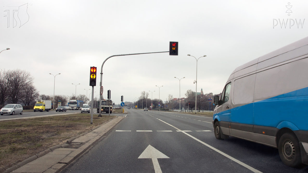 Sytuacja drogowa do pytania 480 — Czy w tej sytuacji nadawany sygnał świetlny zezwala Ci na wjazd za sygnalizator?